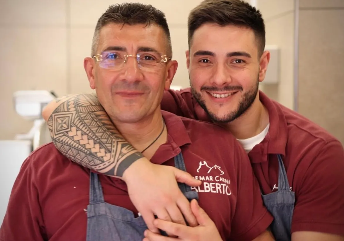 Alberto e Lello abbracciati al banco