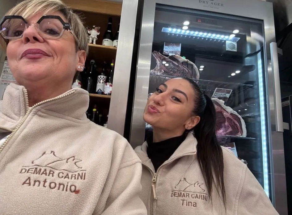 Alla cassa: Tina e Antonia